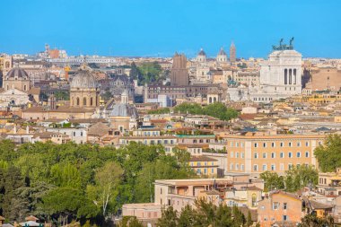 Gianicolo tepesinden Roma çatılarının manzarası. İtalya