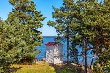 Kasmu köyündeki Baltık Denizi kıyısında küçük beyaz bir deniz feneri. Estonya