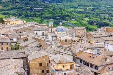 Orvieto 'nun eski şehrin kiremitli çatıları olan şehir manzarası. Umbria, İtalya
