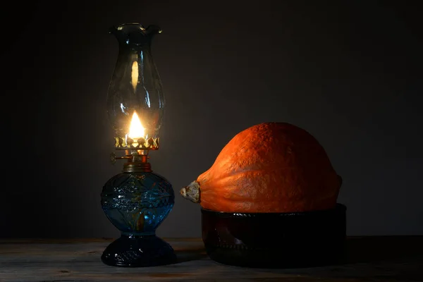Una Zucca Arancione Brillante Hokkaido Una Ciotola Ceramica Una Lampada — Foto Stock