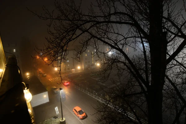 Вид Ночную Улицу Жилом Районе Тумане — стоковое фото