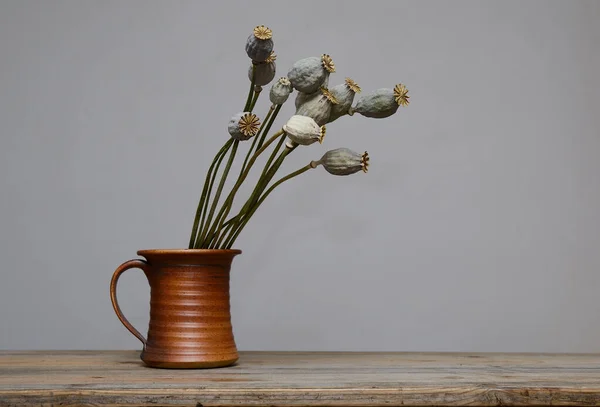 Getrocknete Mohnköpfe Einer Keramikvase Auf Einem Holztisch — Stockfoto
