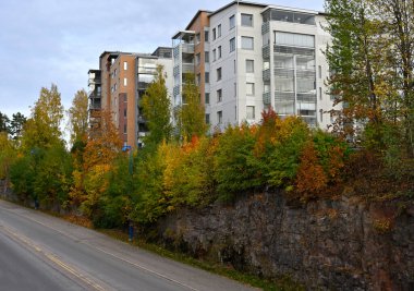 Finlandiya 'da sonbaharda uçurum ve yol üzerinde ikamet yeri
