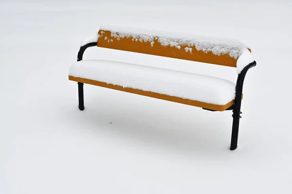 Лавка Вкрита Снігом Міському Парку Мінімалістична Фотографія — стокове фото