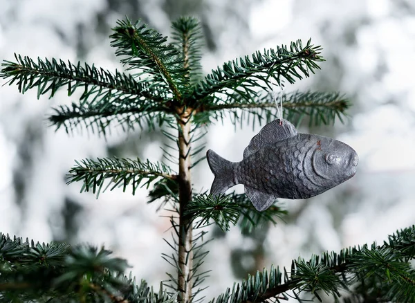 Картонная Рождественская Игрушечная Рыба Ветке Рождественской Елки — стоковое фото