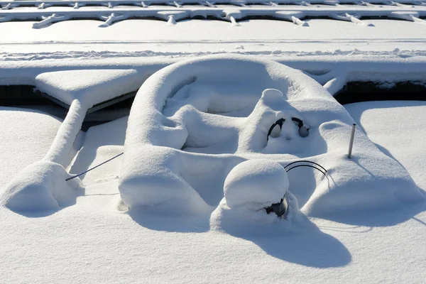 Boot Mit Außenbordmotor Winter Schneebedeckt Auf Dem Bootsparkplatz — Stockfoto