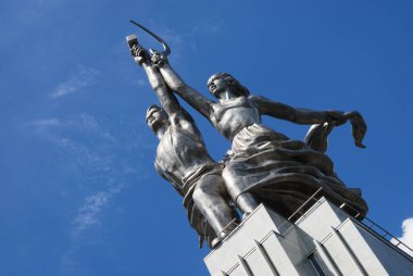 İşçi ve Kolhoz Kadın, kafalarının üzerinde orak ve çekiç olan iki figürün heykeli. Konsept ve kompozisyon tasarımı mimar Boris Iofan 'a aittir. 24.5 metre yüksekliğindedir (78 feet), Vera M tarafından paslanmaz çelikten yapılmıştır.