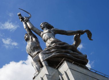 İşçi ve Kolhoz Kadın, kafalarının üzerinde orak ve çekiç olan iki figürün heykeli. Konsept ve kompozisyon tasarımı mimar Boris Iofan 'a aittir. 24.5 metre yüksekliğindedir (78 feet), Vera M tarafından paslanmaz çelikten yapılmıştır.