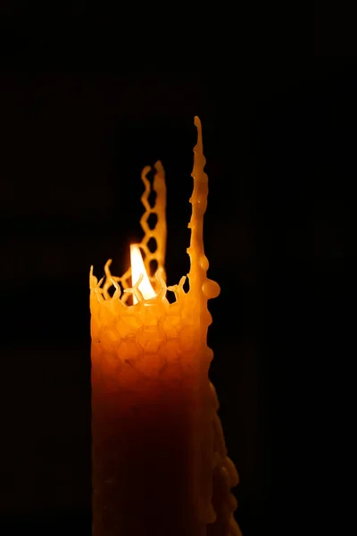 在黑暗的背景上燃着蜂窝状的蜡烛 — 图库照片