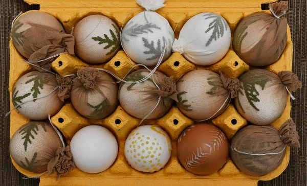 Huevos Pascua Listos Para Teñir Recipiente Amarillo — Foto de Stock