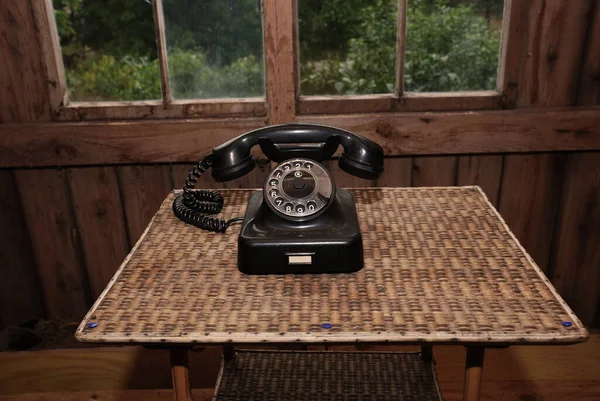 Черный Винтажный Роторный Телефон Плетеном Столе — стоковое фото