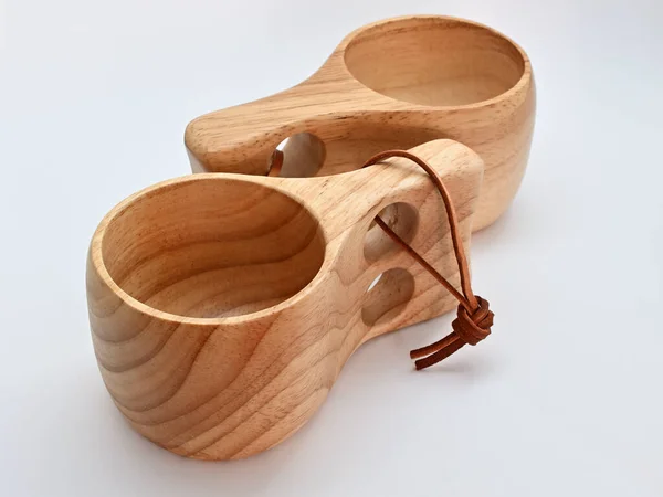 Dwa Tradycyjne Fińskie Drewniane Kuksa Kubki Białym Tle Drewniane Kubki — Zdjęcie stockowe