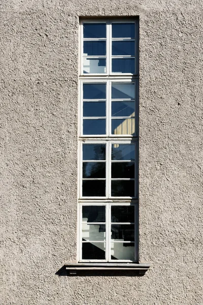 Arkasında Yüksek Dikey Basamaklar Görünen Pencereler — Stok fotoğraf