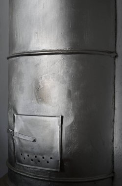 Oturma odasındaki eski odun sobası.