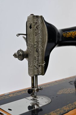 Beyaz arkaplanda eski tip dikiş makinesi