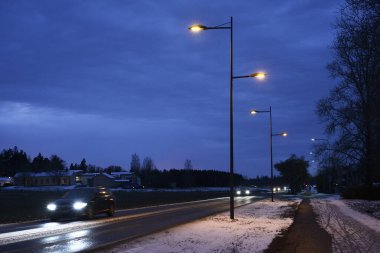Finlandiya 'nın küçük bir kasabasında kışın araba trafiği