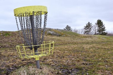  Baharın başlarında finiş arazisinde golf frizbi sepeti 