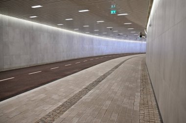 Bisikletli ve yaya yollu boş bir tünel 