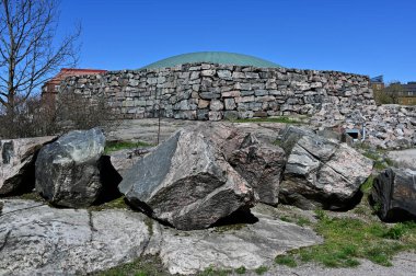 Helsinki 'deki Lüteriyen Temppeliaukio Kilisesi. Kilise mimarlar ve kardeşler Timo ve Tuomo Suomalainen tarafından tasarlandı ve 1969 yılında açıldı. Doğrudan sert kayaların içine inşa edilmiş, aynı zamanda Kaya ve Kaya Kilisesi olarak da bilinir.. 