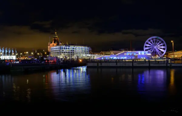 Stock image Ferris wheel, Uspenski Orthodox Cathedral and office building in the center of Helsinki the capital of Finland at night 