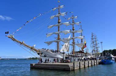 Büyük yelkenli gemileri Helsinki 'ye vardı. 6 Temmuz 2024. Uzun Gemi Yarışları Avrupa 'nın en büyük ücretsiz aile etkinliğidir ve hem halk hem de gemi mürettebatı için birçok program sunmaktadır. 2024 Uzun Gemi Yarışları 'na katılan altı liman vardır.