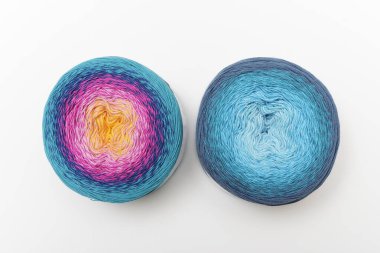 Bu resim yan yana yerleştirilmiş iki eğri ipliğini gösterir. Sol skein parlak sarı bir çekirdekten başlayıp pembe, mor ve son olarak da deniz mavisi rengine dönüşen canlı bir renk karışımına sahiptir. Sağ skein, serin bir ton sergiler 