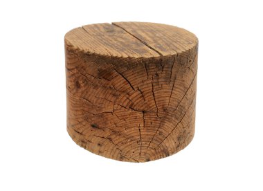 Kırık ahşaptan yapılmış, beyaz arka planda belirgin bir dokusu olan eski tip ahşap bir şapka bloğu. 