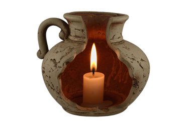Seramik mum tutacağı, içinde parlayan bir mum sergilenen bir açılış tasarımı. Kırsal, dokulu çömlekçilik sıcak ve topraksı bir cazibe katarak samimi bir ortam yaratıyor. Ev dekorasyonu, meditasyon alanları ya da benzersiz bir arti olarak ideal