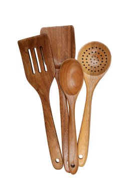 Kaşık ve spatula da dahil olmak üzere dört adet ahşap mutfak gereçleri beyaz arka planda bir araya getirilmiş. Mutfak aletleri zengin, doğal ahşap tonlarını sergiliyor, pürüzsüz dokusunu ve dayanıklılığını sergiliyor. Çevre dostu kevaşeler.