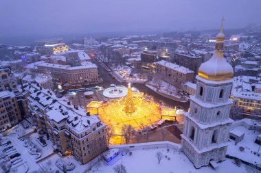 Kiev geceleri dışarıda ışıklar ile Noel ağacı. Sophia Cathedral arka plan üzerinde. Yeni yıl kutlama