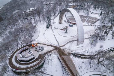 Kışın hava görünümünü Kiev, Ukrayna. Khreshchatyi park ve halklar dostluk Arch