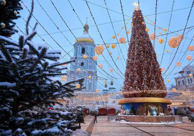 Yıl 2022 'nin çelenkleri ve Ukrayna' nın Kyiv kentindeki Aziz Sophia Katedrali ile Noel ağacı.