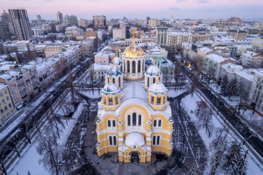 Kyiv kış şehrinin panoramik hava manzarası karla kaplı