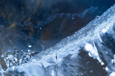 Donmuş gölün havadan görünüşü. İnsansız hava aracı görüşünden buz. Arkaplan dokusu kavramı.