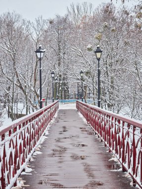 Aşıkların Köprüsü Mariyinsky Park kışın, Kiev, Ukrayna