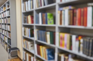 arka plan tasarımınız için Kütüphane içinde bulanık bookshelf