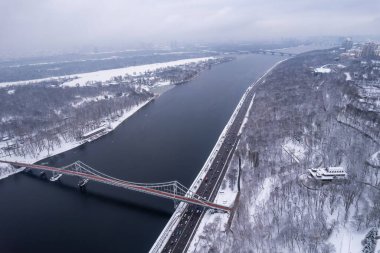 Güneşli bir kış gününde camdan bir köprüden Dinyeper Nehri manzarası, Kiev, Ukrayna