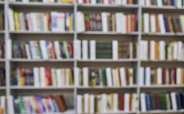 arka plan tasarımınız için Kütüphane içinde bulanık bookshelf
