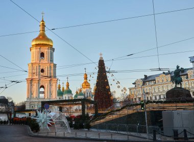 Kiev geceleri dışarıda ışıklar ile Noel ağacı. Sophia Cathedral arka plan üzerinde. Yeni yıl kutlama