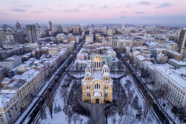 Kyiv kış şehrinin panoramik hava manzarası karla kaplı