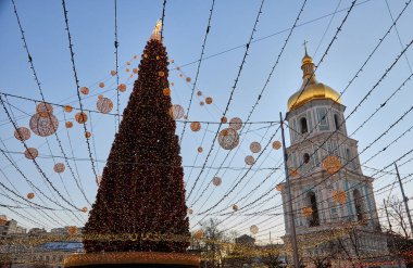 Kiev geceleri dışarıda ışıklar ile Noel ağacı. Sophia Cathedral arka plan üzerinde. Yeni yıl kutlama