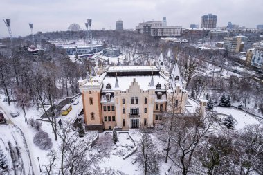 Kışın şatoda çocuk kukla tiyatrosu. İnsansız hava aracı görüntüsü, Kiev, Ukrayna