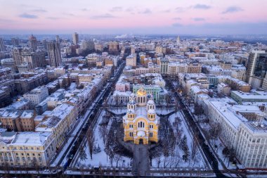 Kyiv kış şehrinin panoramik hava manzarası karla kaplı