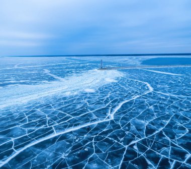 Donmuş gölün havadan görünüşü. İnsansız hava aracı görüşünden buz. Arkaplan dokusu kavramı.