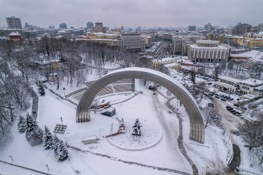 Kışın hava görünümünü Kiev, Ukrayna. Khreshchatyi park ve halklar dostluk Arch