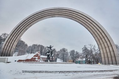 Kış manzarası. Ukrayna, Kyiv 'deki Halkın Dostluk Kemeri.