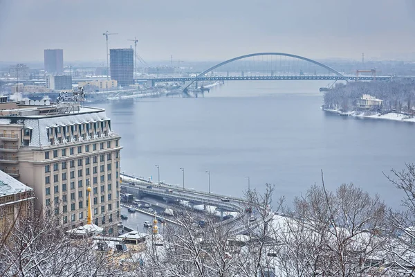 Vista Rio Dnieper Uma Ponte Vidro Dia Ensolarado Inverno Kiev — Fotografia de Stock