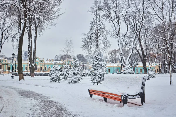 Bancos Parque Invierno Ciudad Que Llenado Nieve — Foto de Stock