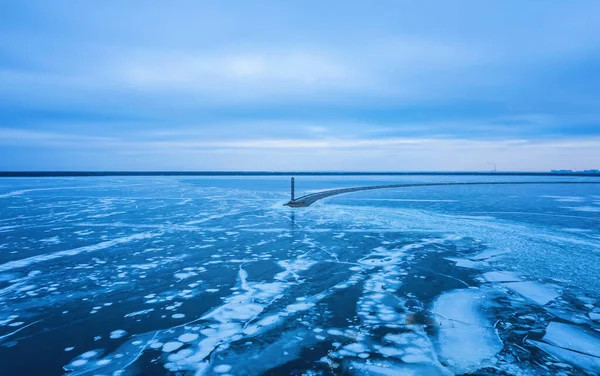 Воздушный Вид Одинокий Маяк Замерзшем Море Замерзший Голубой Лед Трещинах — стоковое фото