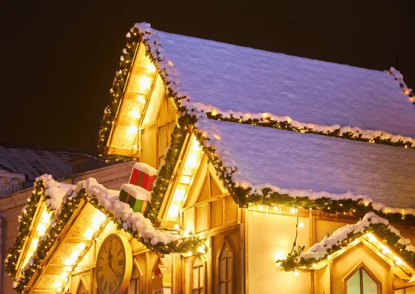 Необычный Рождественский Венок Окне Роскошный Украшенный Фасад Магазина Гирляндой Огни — стоковое фото